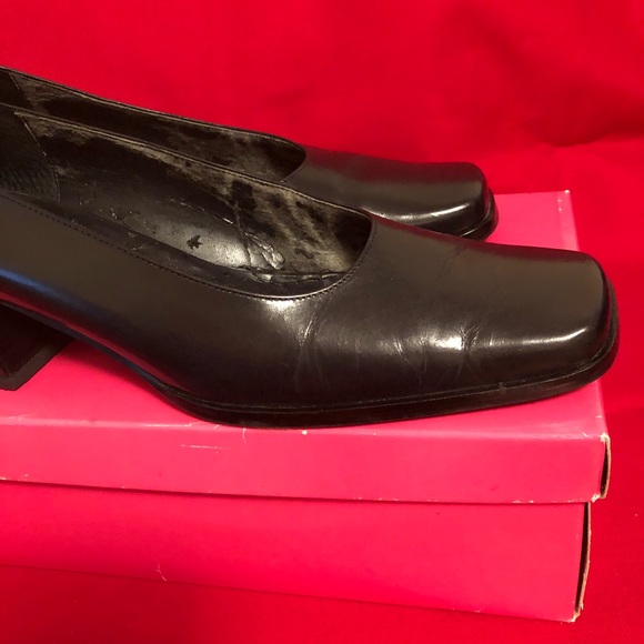 Vaneli Shoes - Vintage wide heel pumps by Vaneli